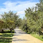 Rida Village Island Bed and Breakfast Εξαμίλιο